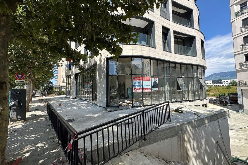 Commercial space for rent in Liqeni i Thatë, Tirana, 230 m². Photo 1 of 3
