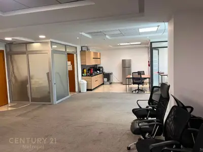 Ufficio in affitto a Bulevardi Deshmoret e Kombit, Tirana, 228 m². Foto 6 di 7
