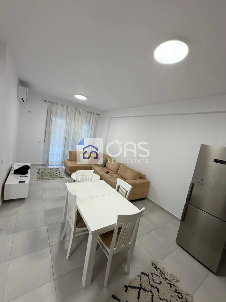 Apartament 2+1 me qera në Pallati me Shigjeta, Tiranë, 80 m². Foto 1 nga 7