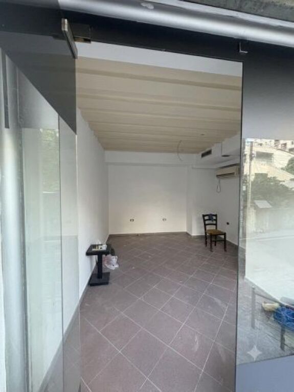 Locale commerciale in affitto a Myslym Shyri, Tirana, 20 m². Foto 2 di 3