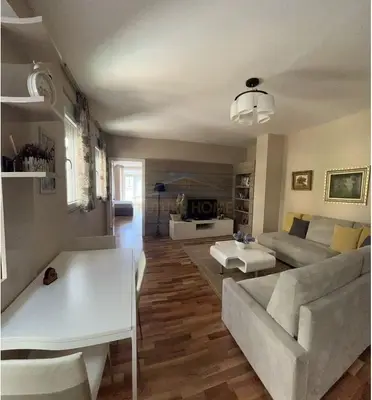 Apartament 1+1 me qera në Myslym Shyri, Tiranë, 94 m². Foto 2 nga 8
