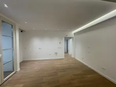 Zyrë me qera në Shkolla e Baletit, Tiranë, 150 m². Foto 3 nga 8