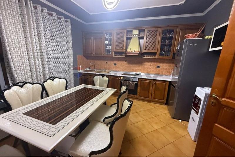 Villa 2+1 in vendita a Rruga Bib Pasha, Tirana, 363 m²