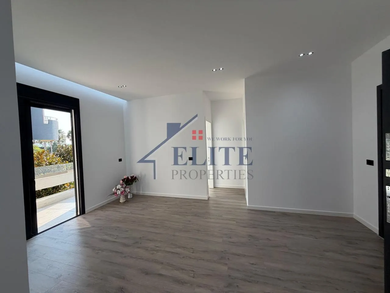 Apartament 1+1 në shitje në Lungomare, Vlorë, 75 m². Foto 1 nga 10