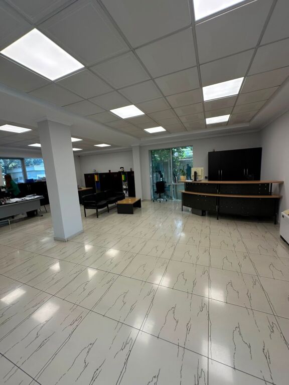 Magazzino in vendita a Vorë, 2.600 m². Foto 2 di 3