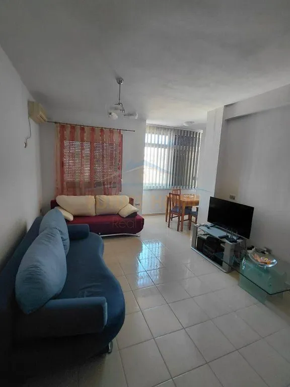Appartamento 1+1 in vendita a Mali i Robit, Golem, 52 m². Foto 1 di 8