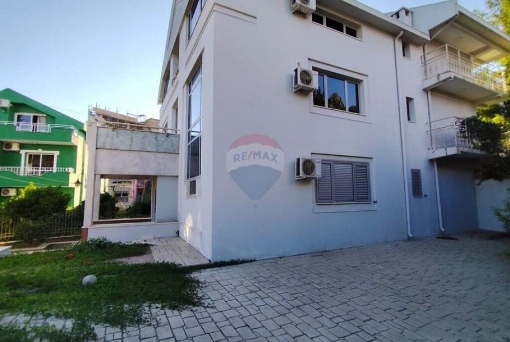 Villa for rent in Rruga e Elbasanit, Tirana, 600 m². Photo 1 of 3