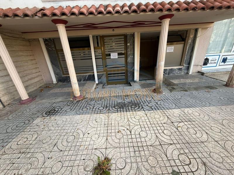 Locale commerciale in vendita a Lagjia 9, Coriza, 100 m²
