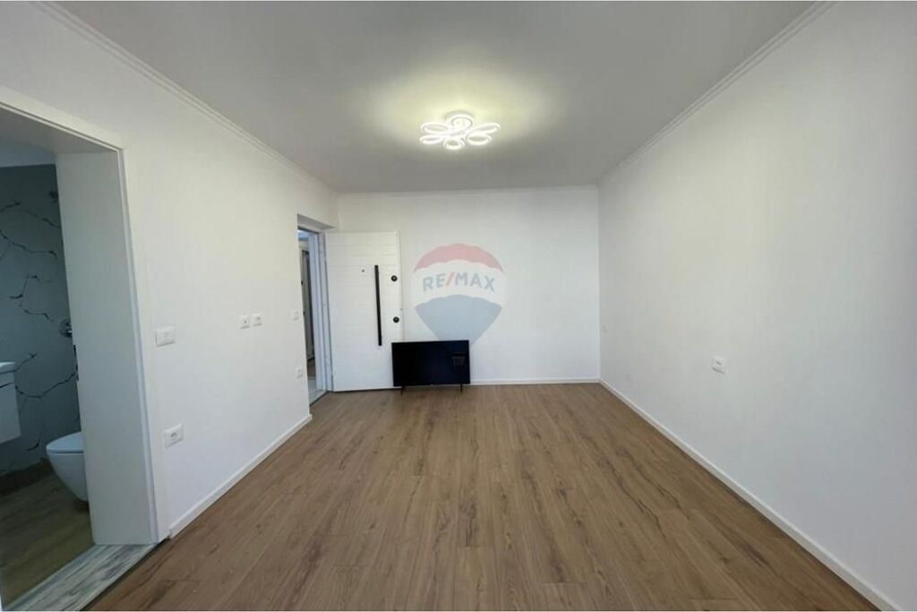 Studio for sale in Myslym Shyri, Tirana, 30 m². Photo 2 of 3