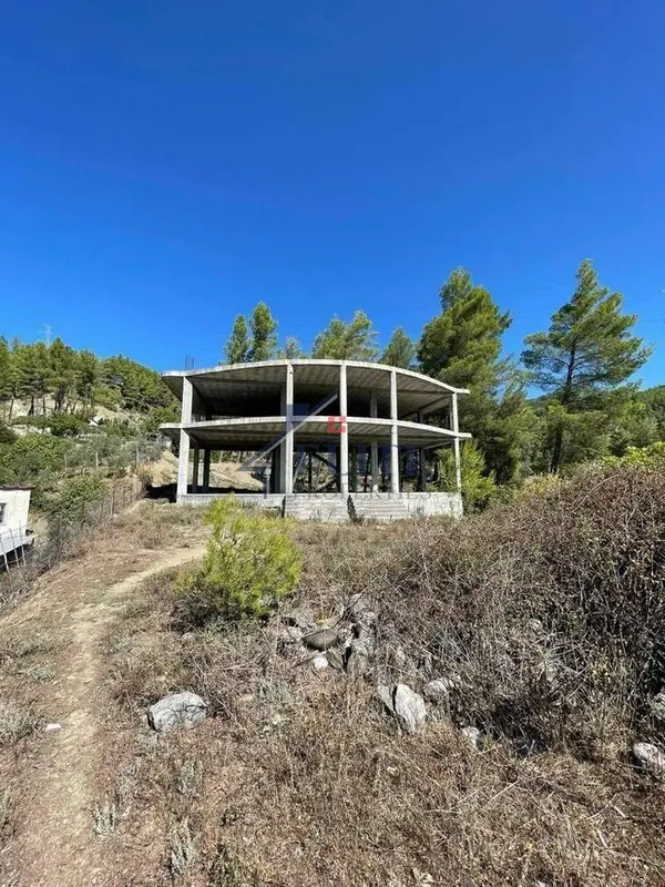 Locale in vendita a Gramsh, Gramsh, 400 m²