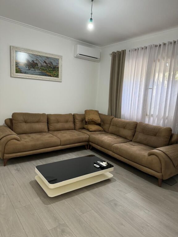 Appartamento 1+1 in affitto a Globe, Tirana, 75 m². Foto 1 di 3