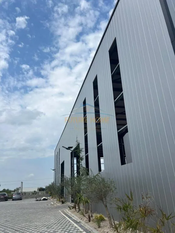 Magazinë me qera në Valias, Kamëz, 2 300 m². Foto 1 nga 4