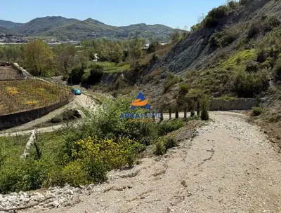 Terreno in vendita a Peze, Tirana, 200 m². Foto 1 di 2
