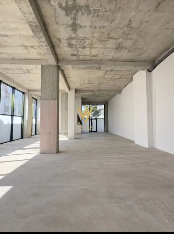 Dyqan me qera në Rruga e Bogdanëve, Tiranë, 260 m²