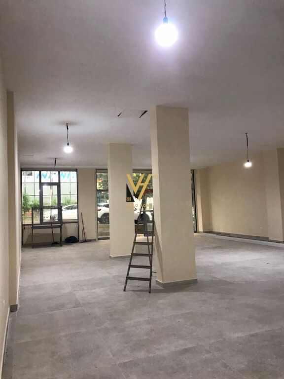 Dyqan me qera në Fresku, Tiranë, 160 m². Foto 2 nga 3