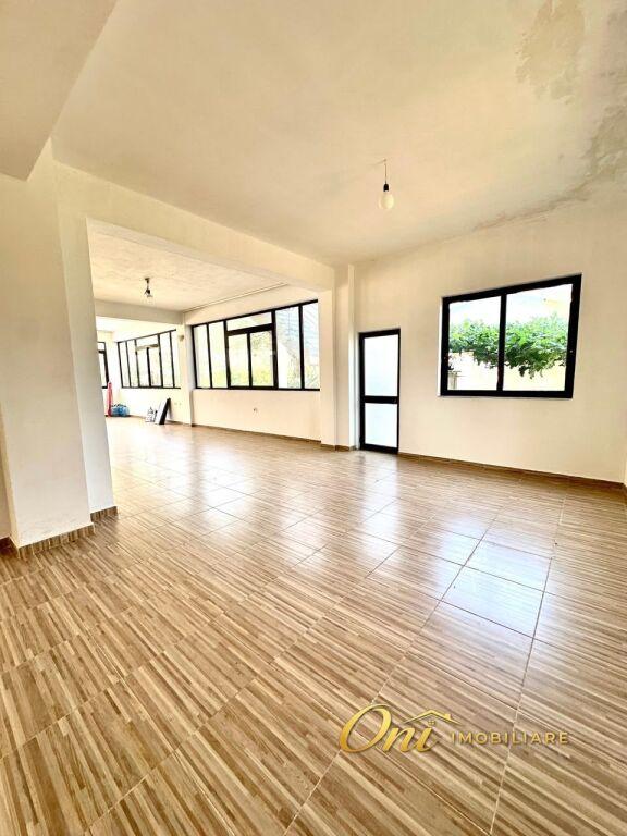 Ambient biznesi me qera në Autostrada Tirane-Elbasan, Tiranë, 220 m²