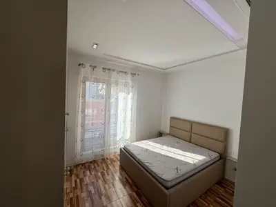 Apartament 1+1 me qera në Kompleksi Delijorgji, Tiranë, 70 m². Foto 2 nga 3