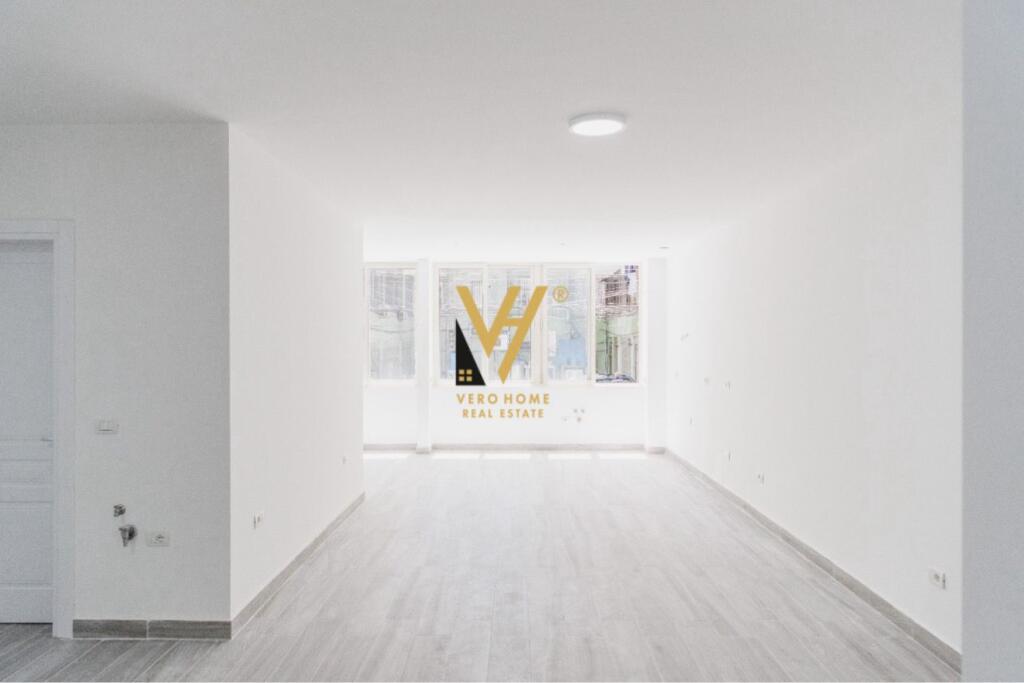 Zyrë me qera në Pallatet Agimi, Tiranë, 120 m²