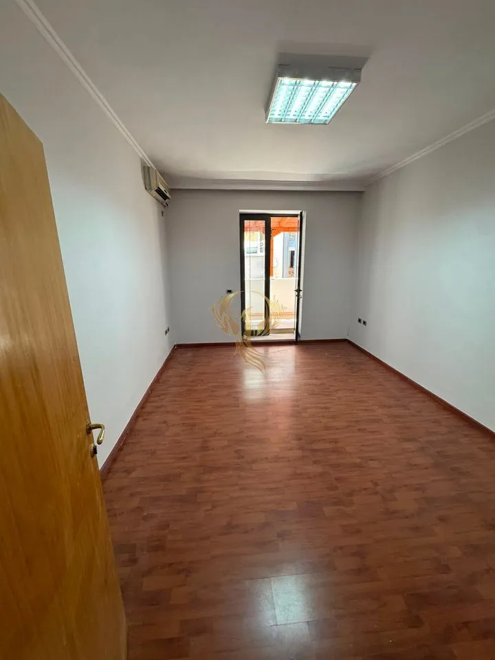 Ufficio in affitto a Bulevardi Bajram Curri, Tirana, 120 m². Foto 1 di 7