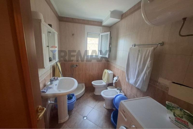 Apartament 2+1 me qera në Rruga Hajredin Haxhiraj, Vlorë, 85 m². Foto 10 nga 11