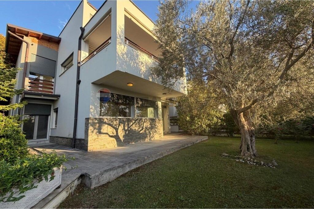 Villa for rent in TEG, Tirana, 475 m². Photo 1 of 3