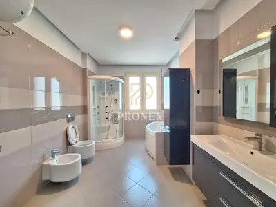 Zyrë me qera në Sheshi Willson, Tiranë, 163 m². Foto 10 nga 10