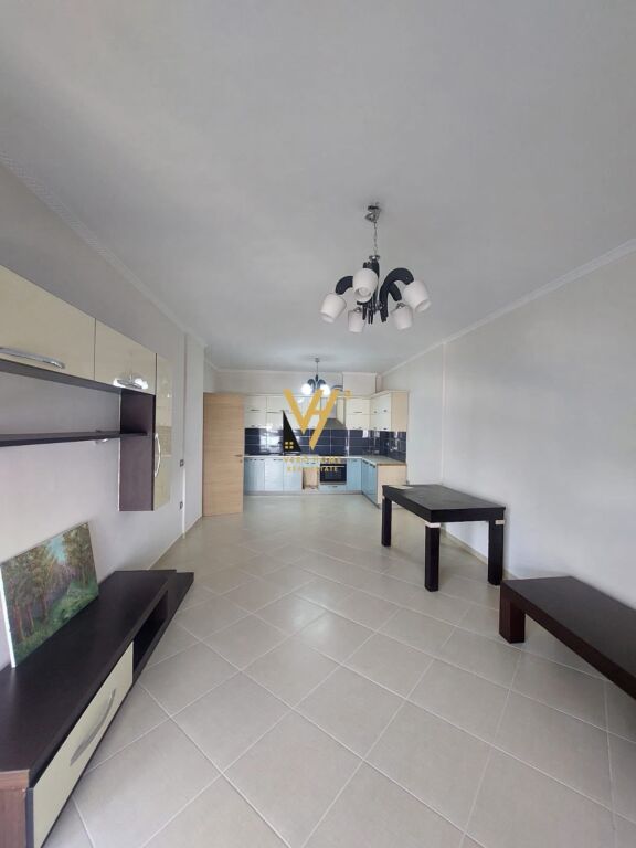 Apartament 3+1 me qera në Komuna e Parisit, Tiranë, 129 m²