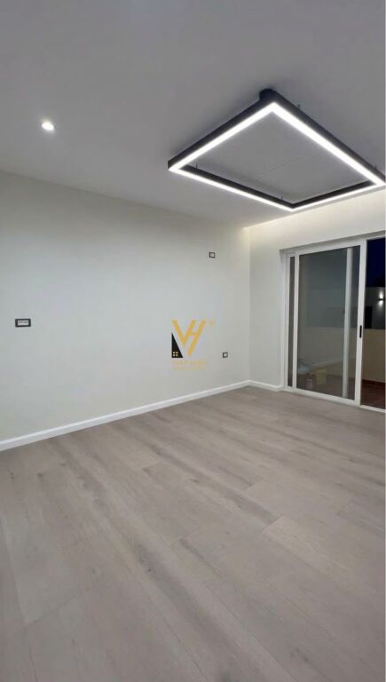 Apartament 1+1 në shitje në Komuna e Parisit, Tiranë, 66 m². Foto 2 nga 3